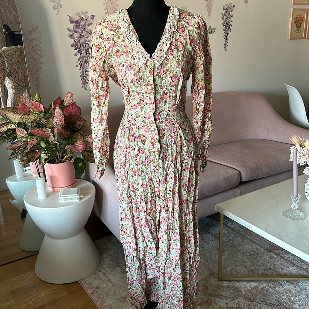 Vintage 80s floral jumpsuit with pearl buttons and crochet dagger collar